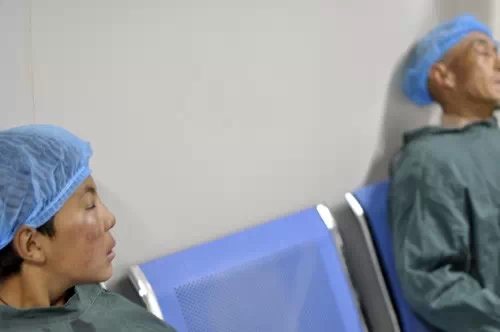 “明眸格?；P(guān)愛玉樹眼疾兒童行動”11名玉樹眼疾患兒成功
